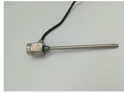 M-6061系列数字油位传感器基于射频电容测量原理，采用断层扫描技术,动态分析传感器在介质中各种参数，自动进行精确补偿，输出信号随液位高度改变呈线性连续变化。